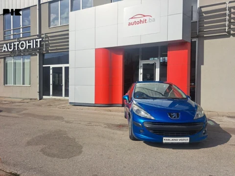 Peugeot 207 ispred AutoHit salona